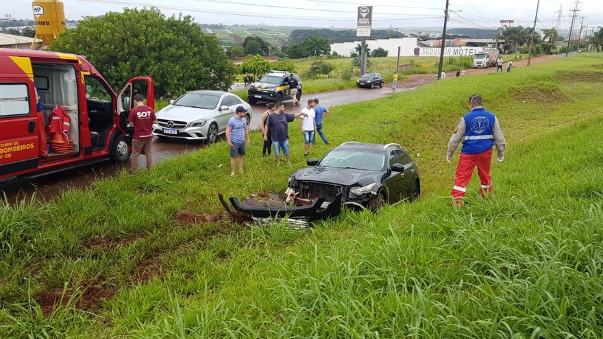 Fx35 sai da pista e deixa condutor ferido na BR-467, em Cascavel