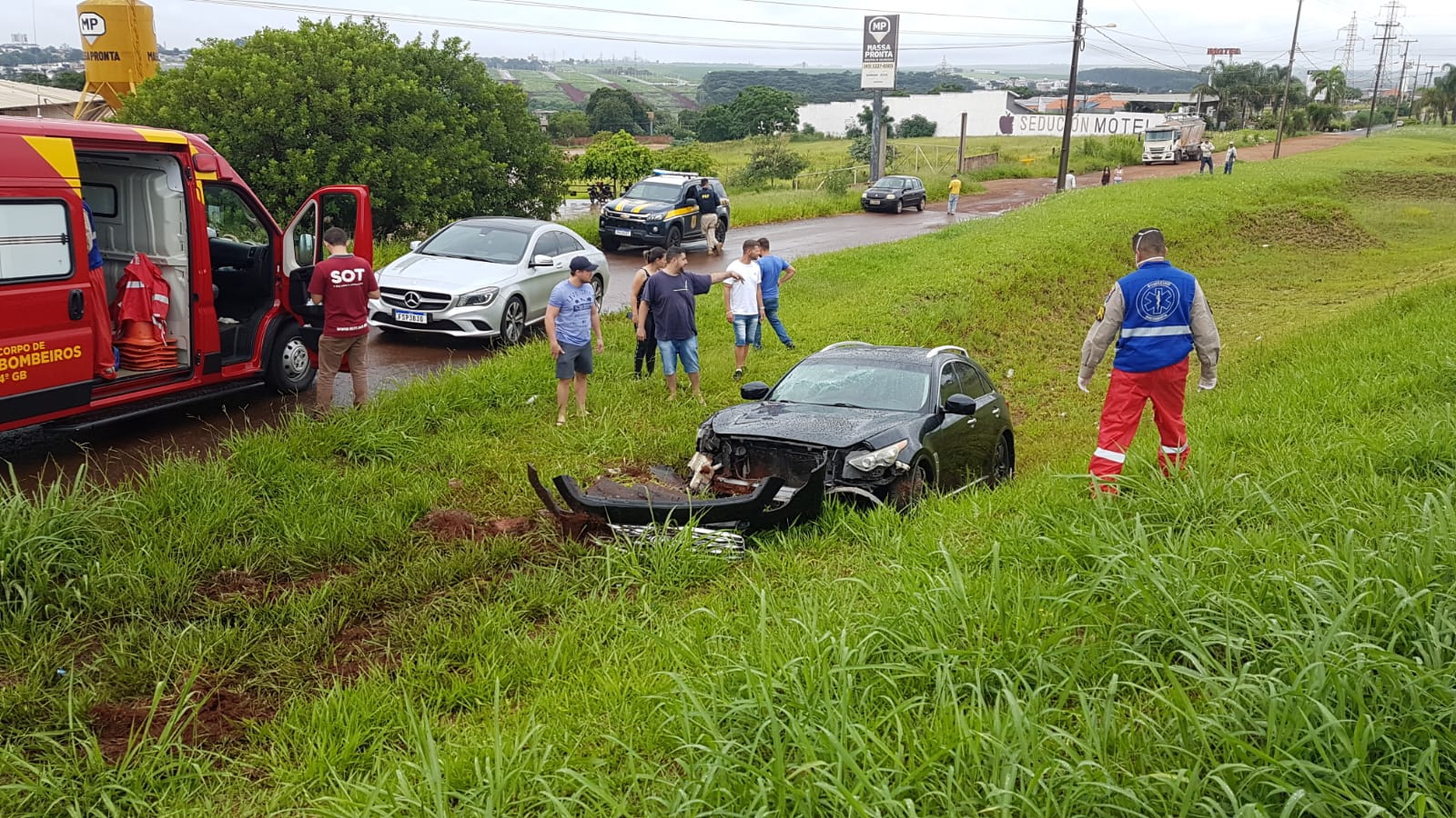 Fx35 sai da pista e deixa condutor ferido na BR-467, em Cascavel