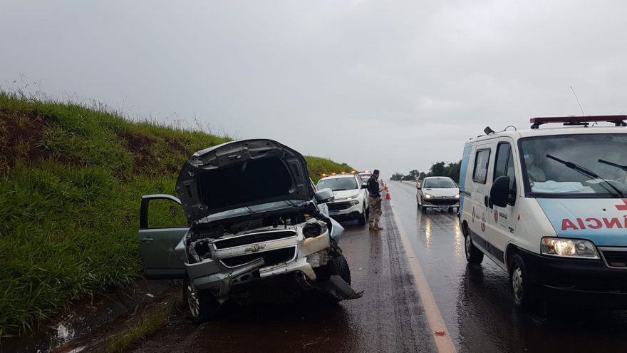Caminhonete sai da pista na BR-369 e deixa casal ferido em Corbélia