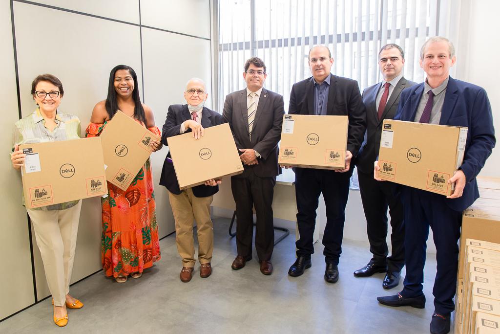 MPRJ entrega 60 laptops ao Governo do Estado do Rio e a fundações de assistência a carentes da rede pública estadual de ensino