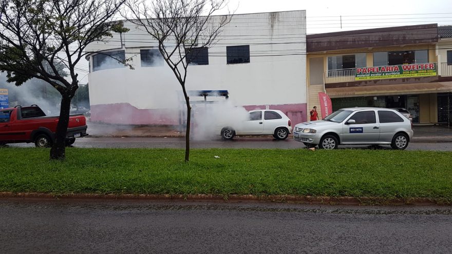 Veículo pega fogo na Avenida Rocha Pombo, no Bairro Pacaembu