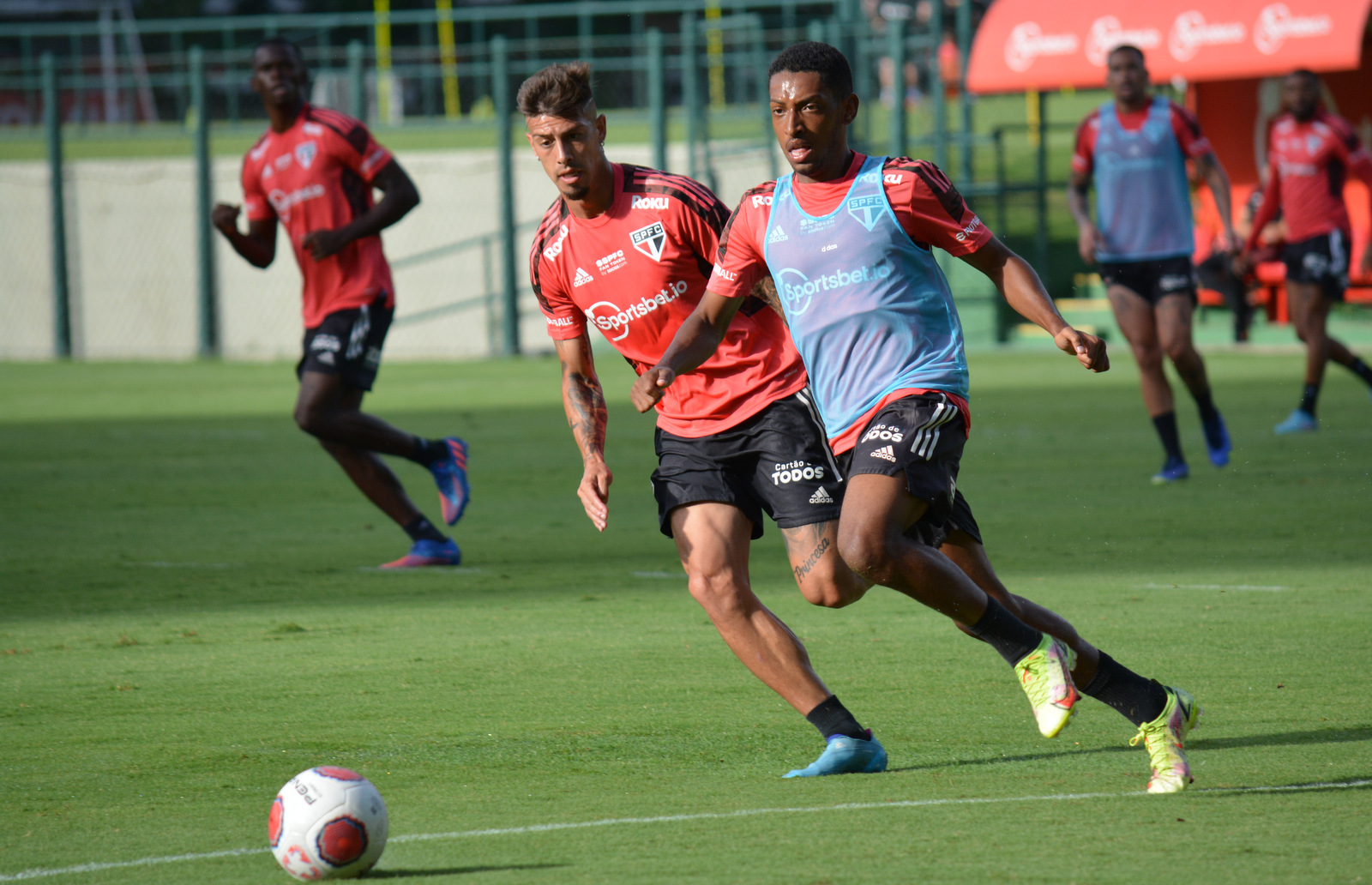 Elenco se reapresenta após o clássico