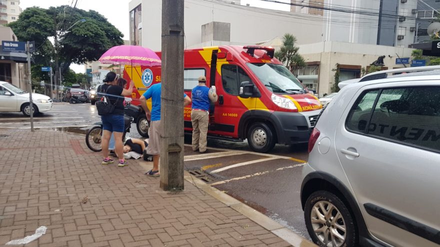 Mulher fica ferida após colisão entre carro e moto na Rua Mato Grosso, no Centro