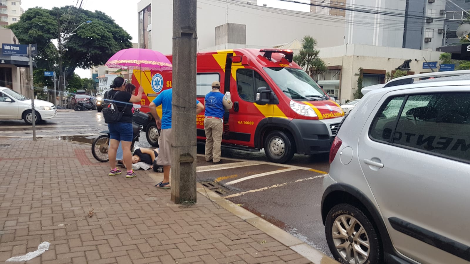 Mulher fica ferida após colisão entre carro e moto na Rua Mato Grosso, no Centro