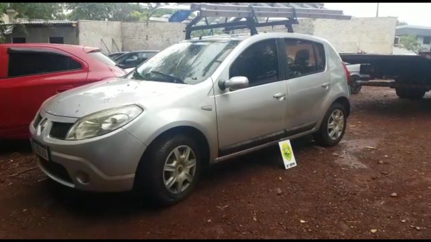 Sandero levado em assalto à mão armada é recuperado pela PM