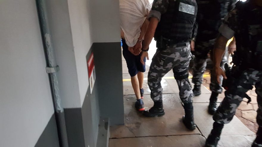 Homem que tem mais de 10 passagens é detido por desacato e por danos na viatura da Polícia