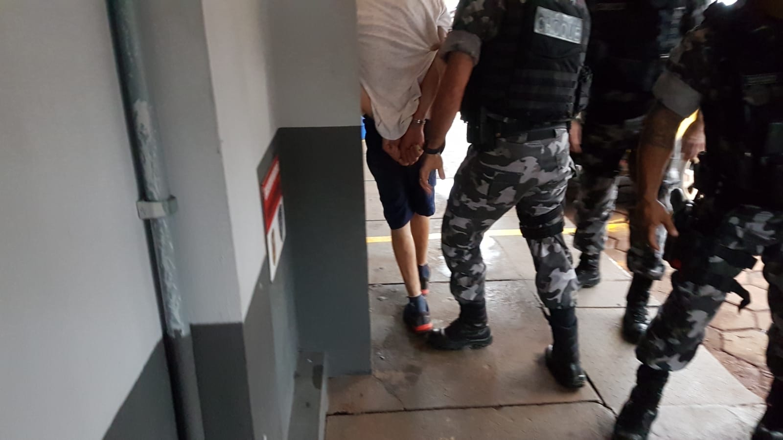 Homem que tem mais de 10 passagens é detido por desacato e por danos na viatura da Polícia