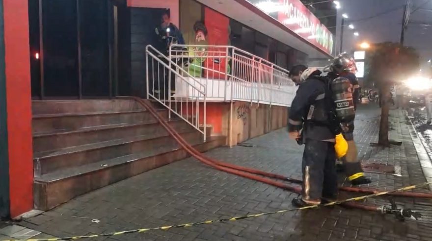 Fogo em fritadeira iniciou incêndio em pizzaria na Rua Jacarezinho, em Cascavel