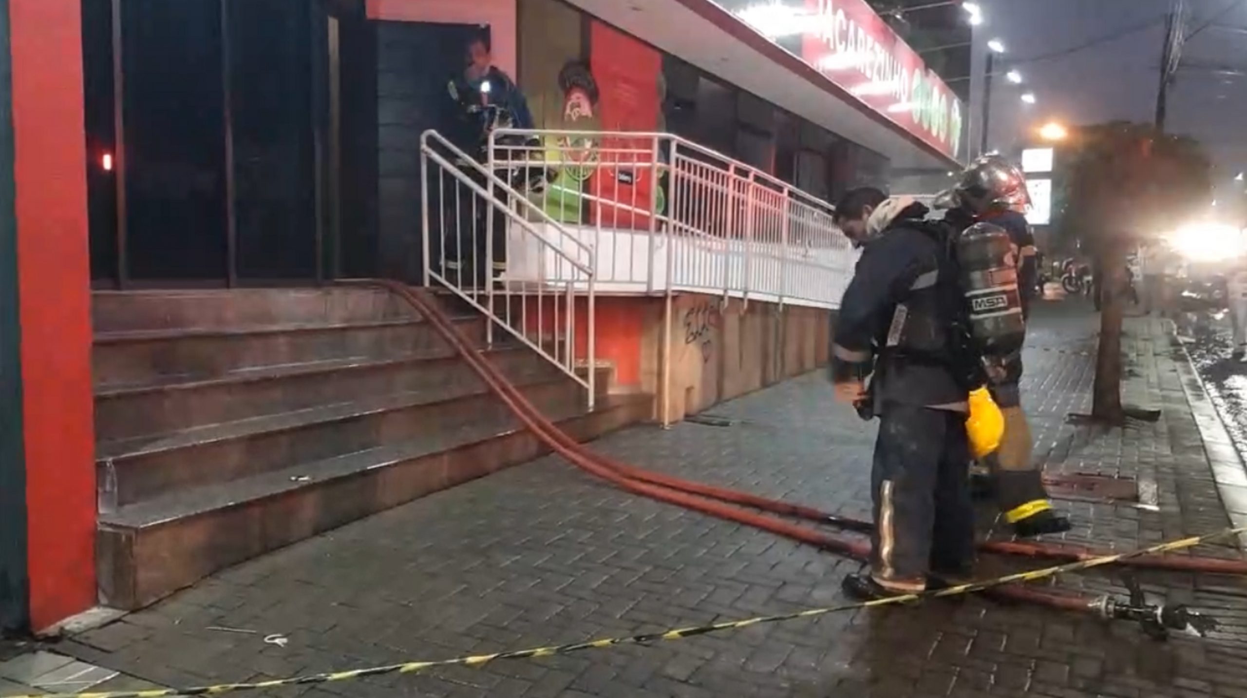 Fogo em fritadeira iniciou incêndio em pizzaria na Rua Jacarezinho, em Cascavel