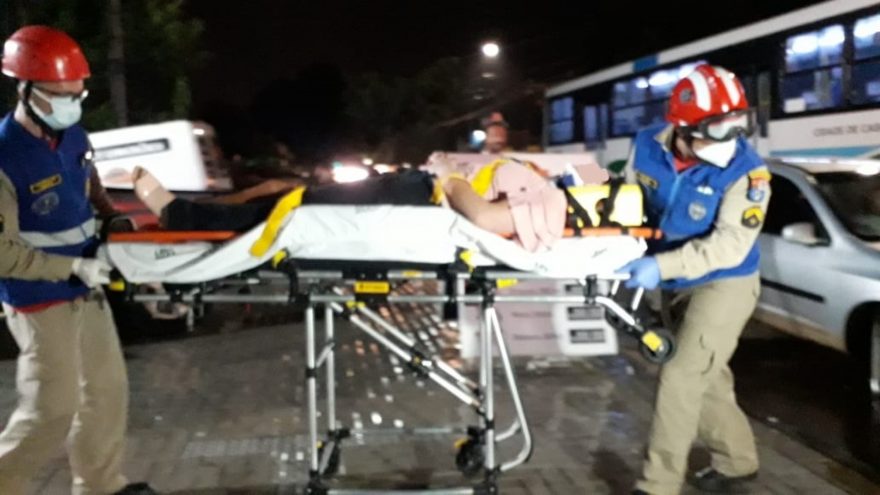 Forte colisão frontal na Rua Ipanema deixa uma mulher ferida