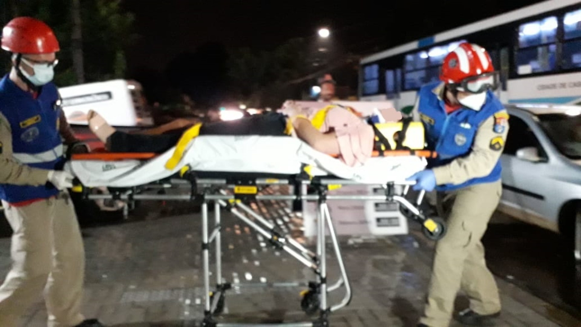 Forte colisão frontal na Rua Ipanema deixa uma mulher ferida