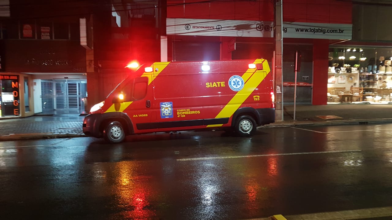 Jovem cai de bicicleta na Av. Brasil e fica ferido; Corpo de Bombeiros é acionado