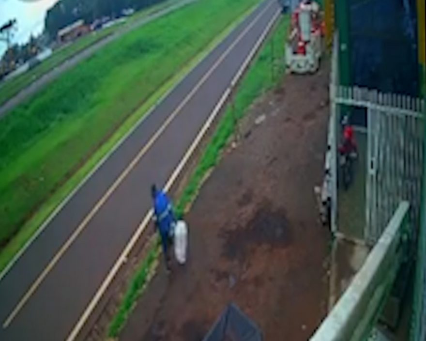 Imagens flagram homem que supostamente furtou bicicleta no Bairro Universitário