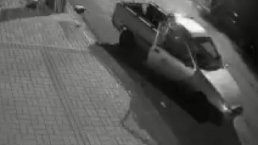 Câmera flagra suposto furto de caminhonete; indivíduos saíram com a porta aberta