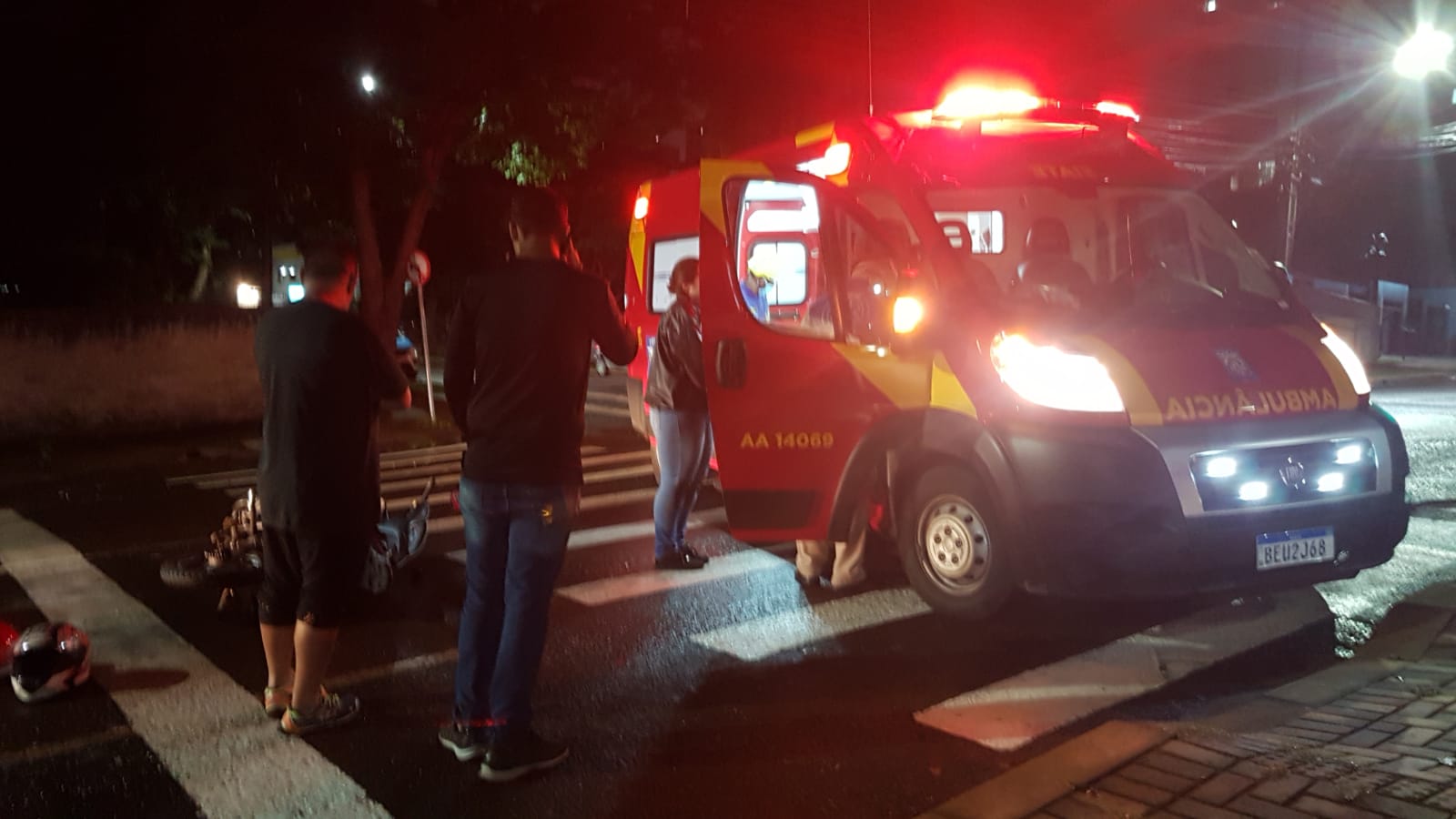 Colisão traseira deixa ferida mulher que estava em motocicleta