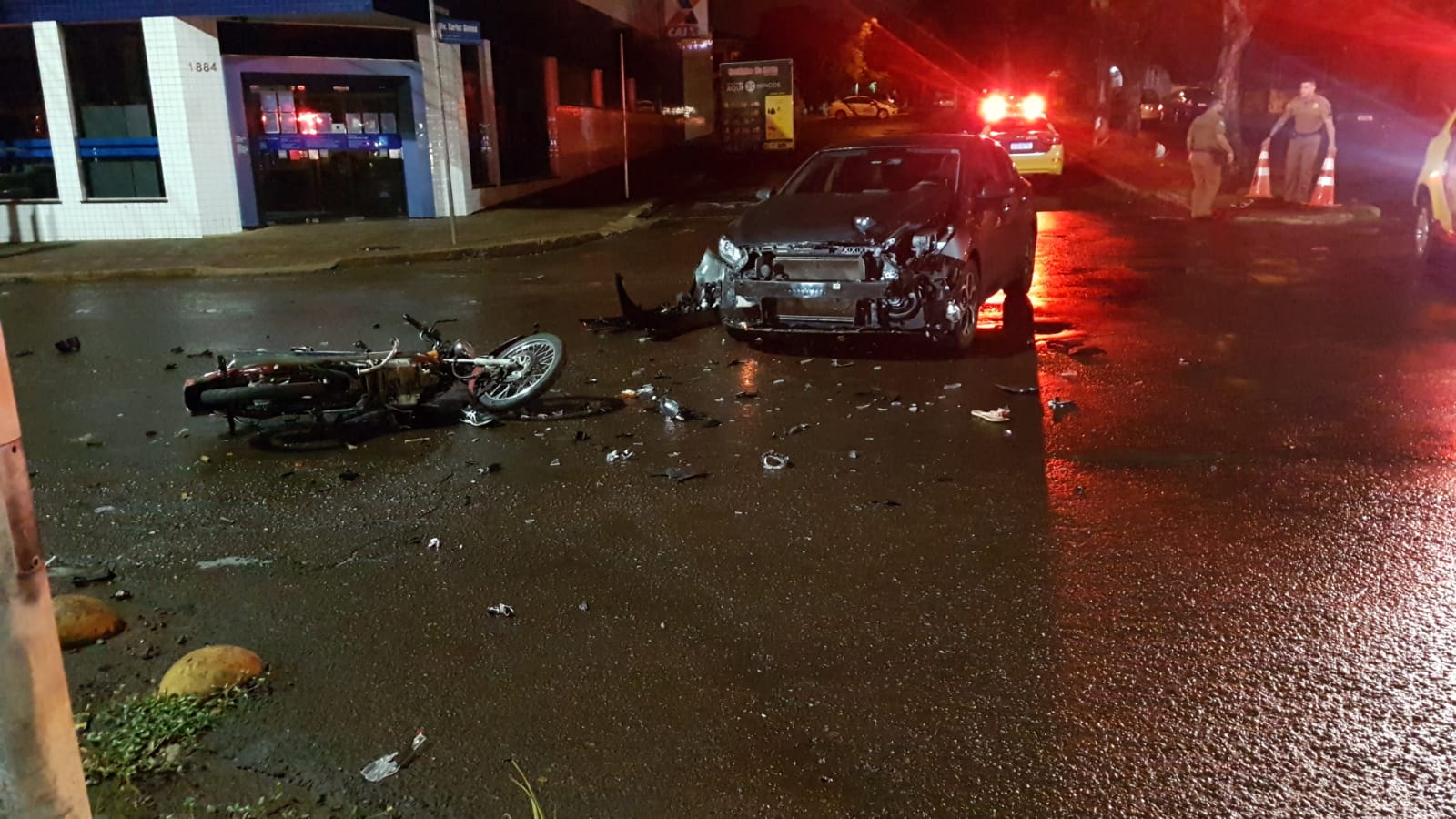 Forte colisão de trânsito envolvendo motocicleta deixa dois jovens com fraturas