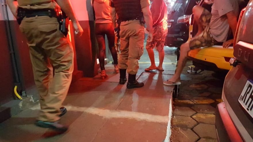 Trio detido com arma de fogo, maconha e pássaros silvestres é encaminhado à Cadeia Pública após depoimento na Polícia Federal