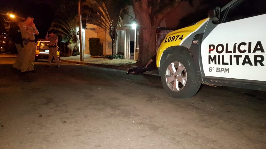 Rapaz de 25 anos é baleado por motociclistas e consegue fugir por algumas quadras até ser socorrido pelo Siate, no Centro