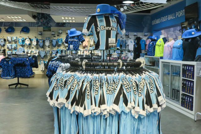 Sócios do Grêmio tem 50% de desconto nas camisas da coleção 2021 na GrêmioMania da Arena