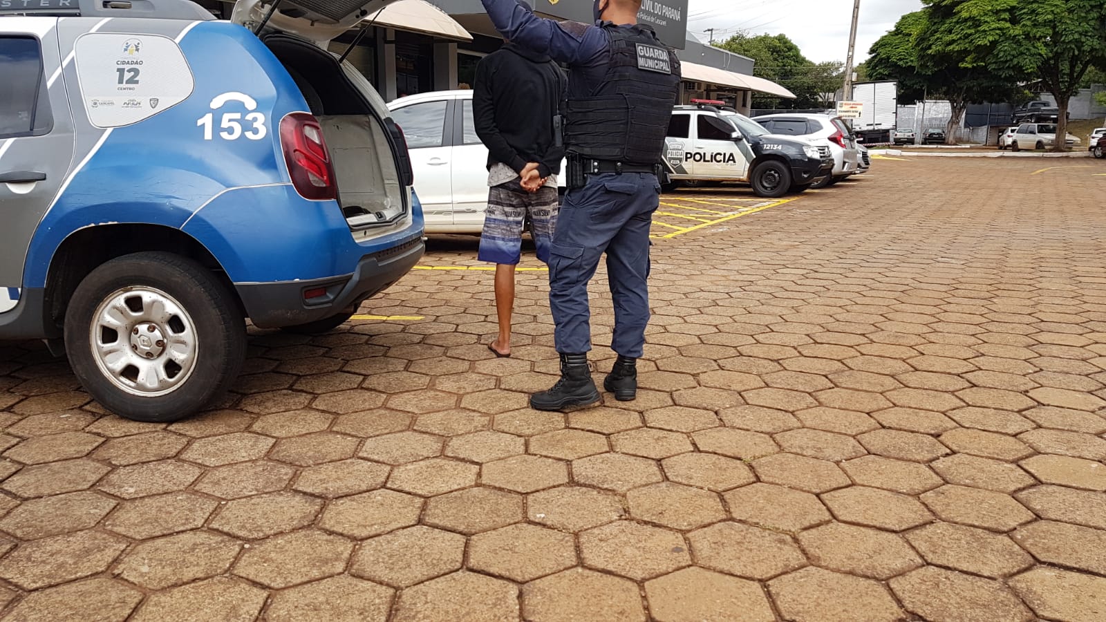 No bosque do Parque Verde, GM detém homem procurado por roubo