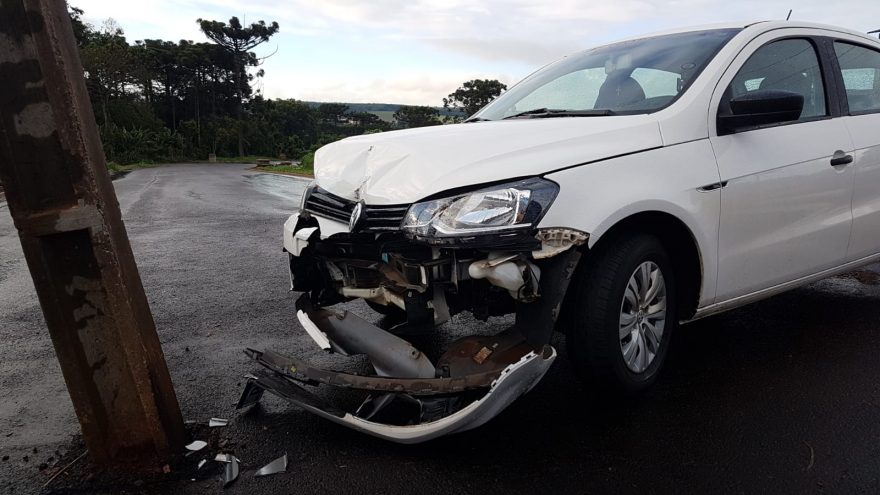 Carro colide em poste no meio da rua na região norte de Cascavel