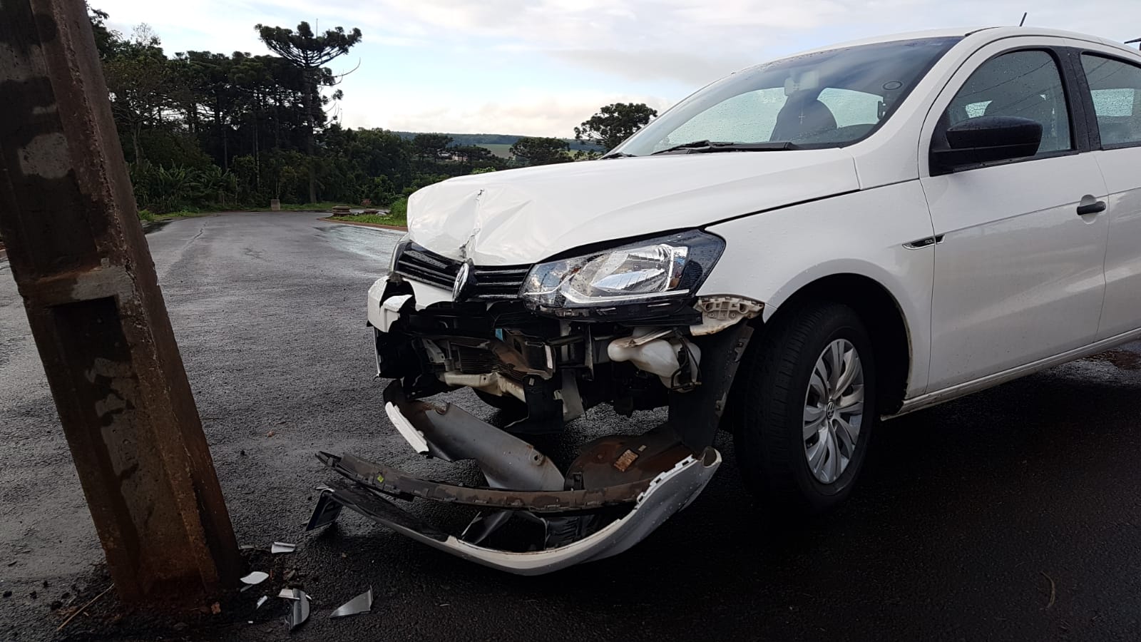 Carro colide em poste no meio da rua na região norte de Cascavel