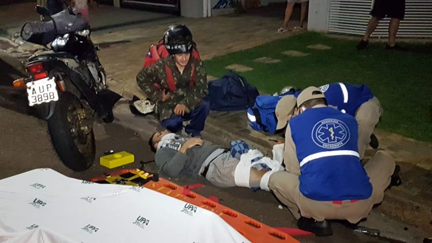 Dois jovens ficam feridos após colisão entre motos no Centro de Cascavel