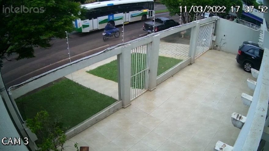 Imagens flagram moto sendo furtada no Bairro Pacaembu, em Cascavel