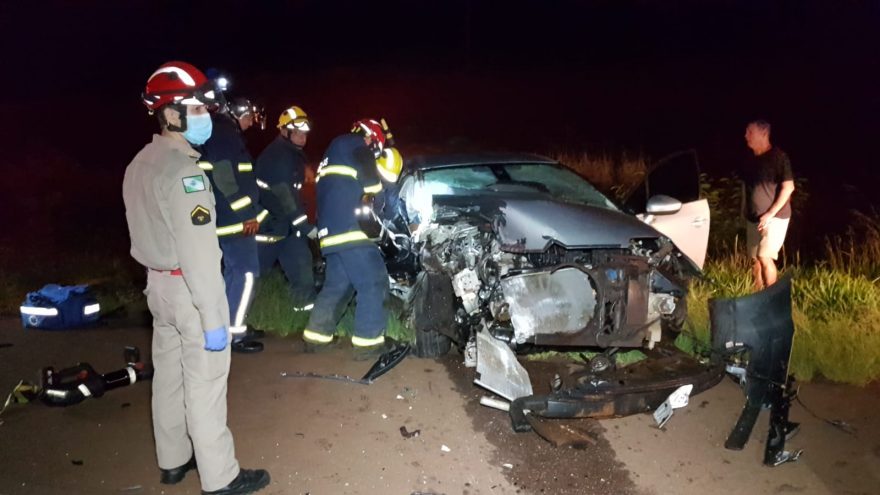 Colisão frontal entre carros na BR-369 em Cascavel, deixa duas pessoas feridas