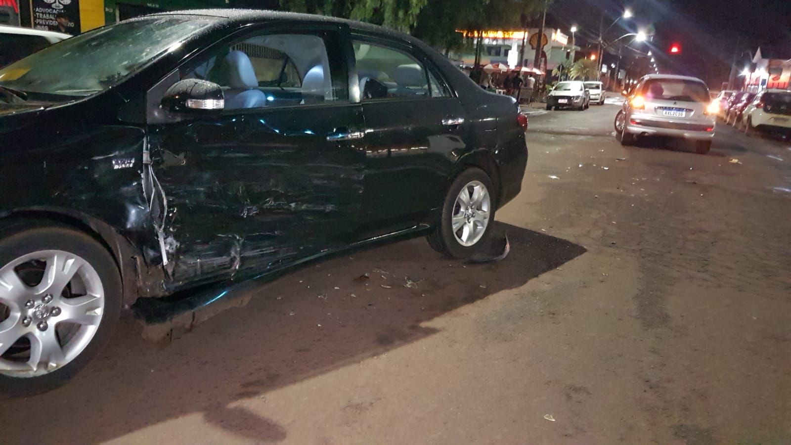 Peugeot e Corolla se envolvem em colisão no Bairro Brasília