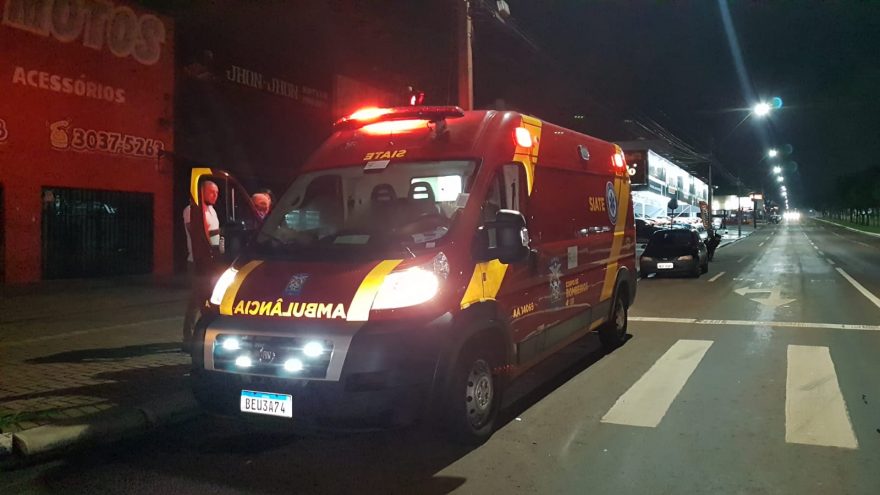 Motociclista fica ferido após colidir com veículo parado no semáforo