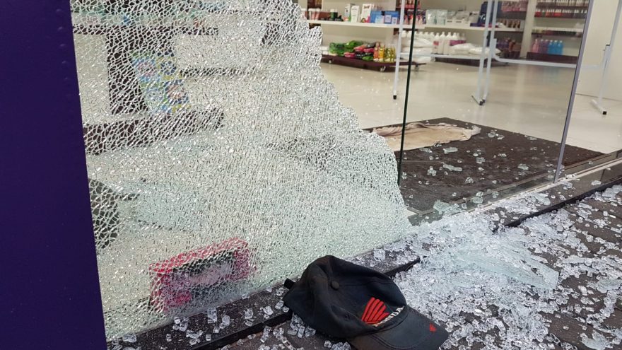 Loja na Avenida Carlos Gomes é furtada e tem porta de vidro destruída