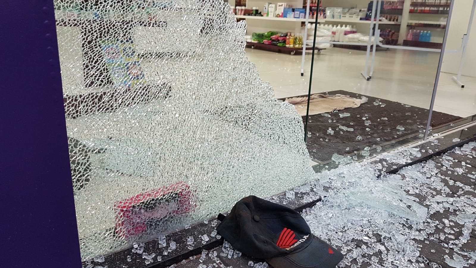 Loja na Avenida Carlos Gomes é furtada e tem porta de vidro destruída