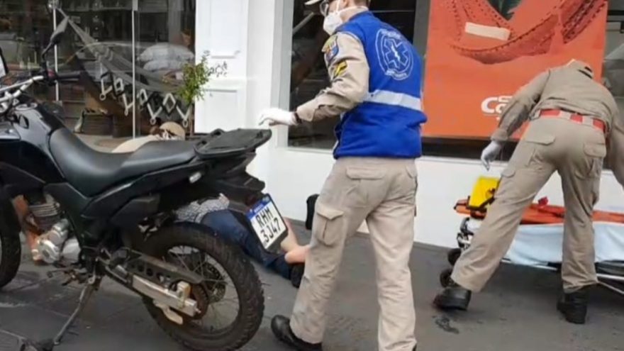 Jovem perde o controle da moto e cai durante trajeto até a igreja