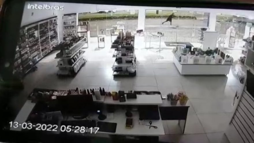 Veja momento exato em que ladrão quebra porta de vidro e furta produtos da loja