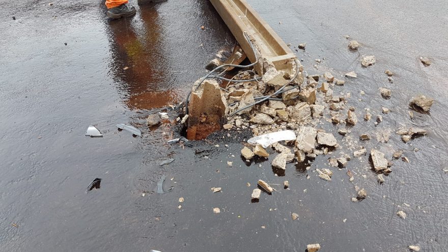 Caminhonete derruba poste que estava no meio da rua; grade de residência ficou danificada