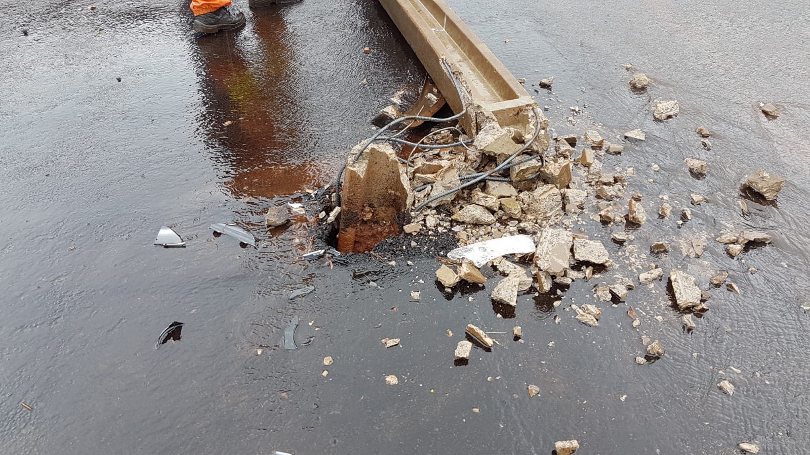 Caminhonete derruba poste que estava no meio da rua; grade de residência ficou danificada