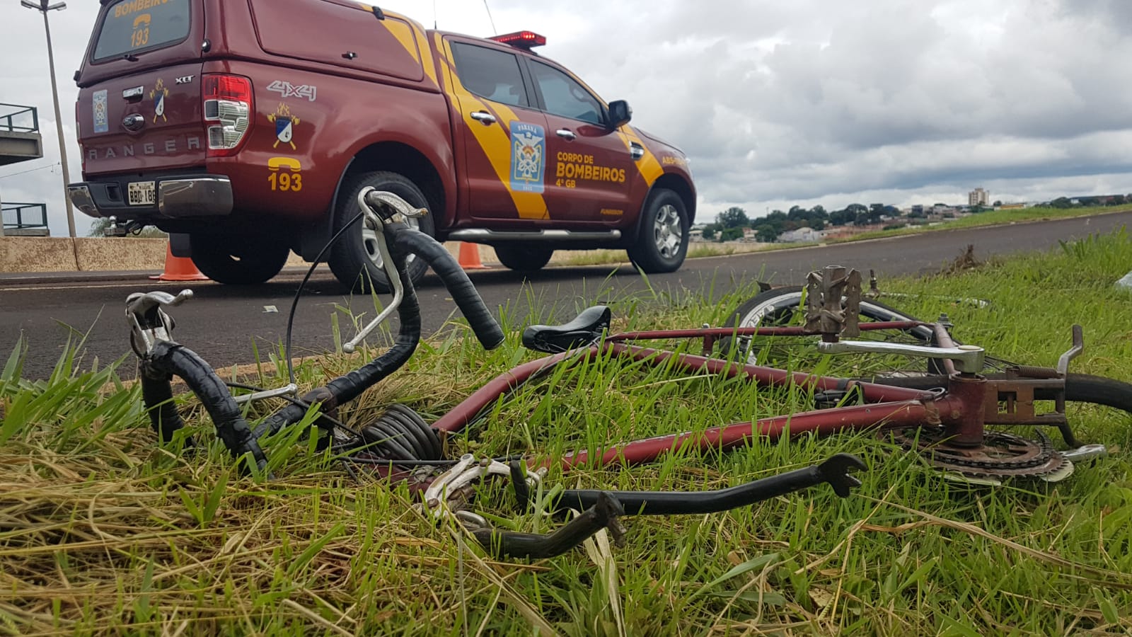 Ao atravessar a rodovia debaixo de passarela, homem é atingido por carro