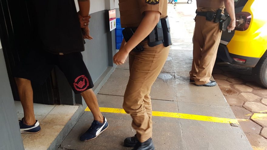 Logo após furto, PM detém suspeito e apreende porções de maconha e faca