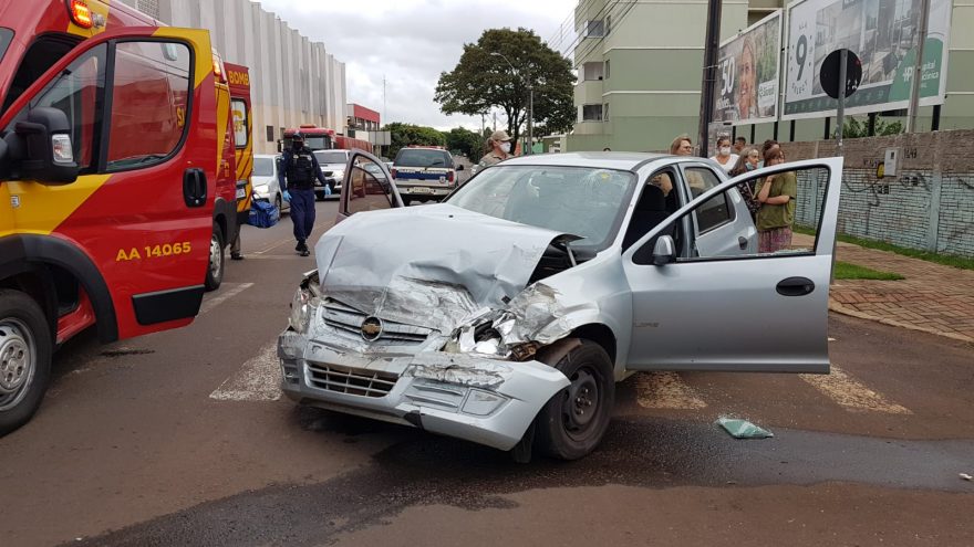 Celta e S10 se envolvem em forte colisão no Bairro Neva, em Cascavel