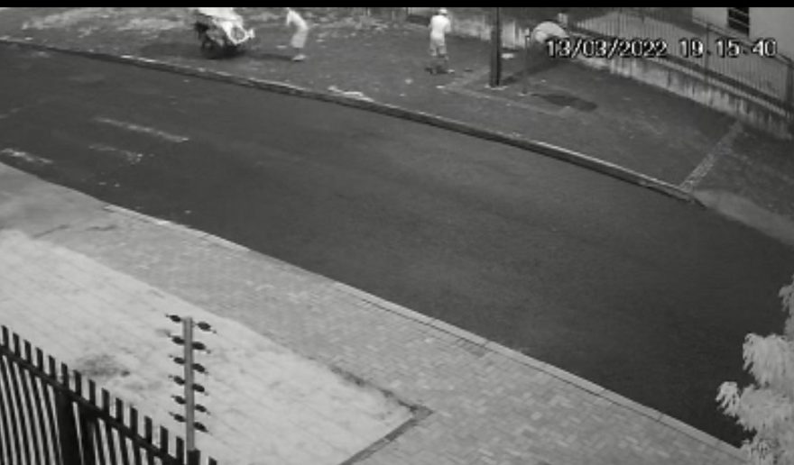 Vídeo mostra homens carregando ar-condicionado furtado na UBS do Bairro Periolo