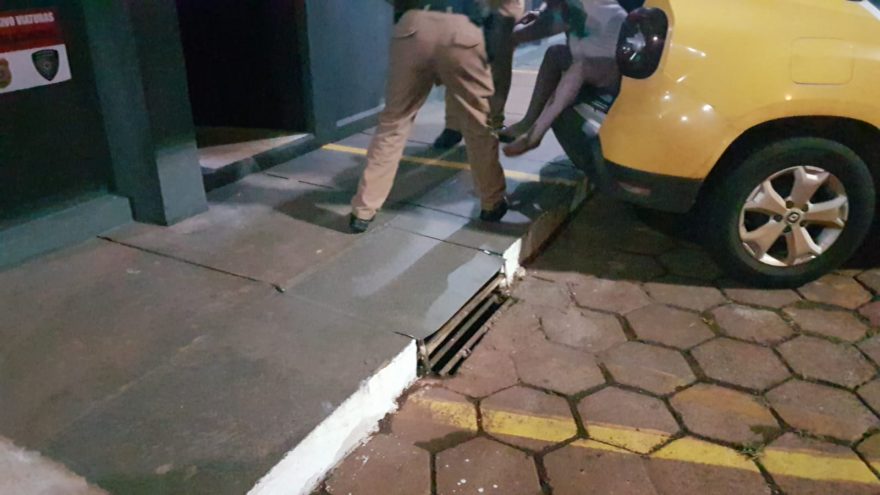 Servidora pública é presa após perturbação de sossego, desacato, ameaça e resistência no Bairro Universitário