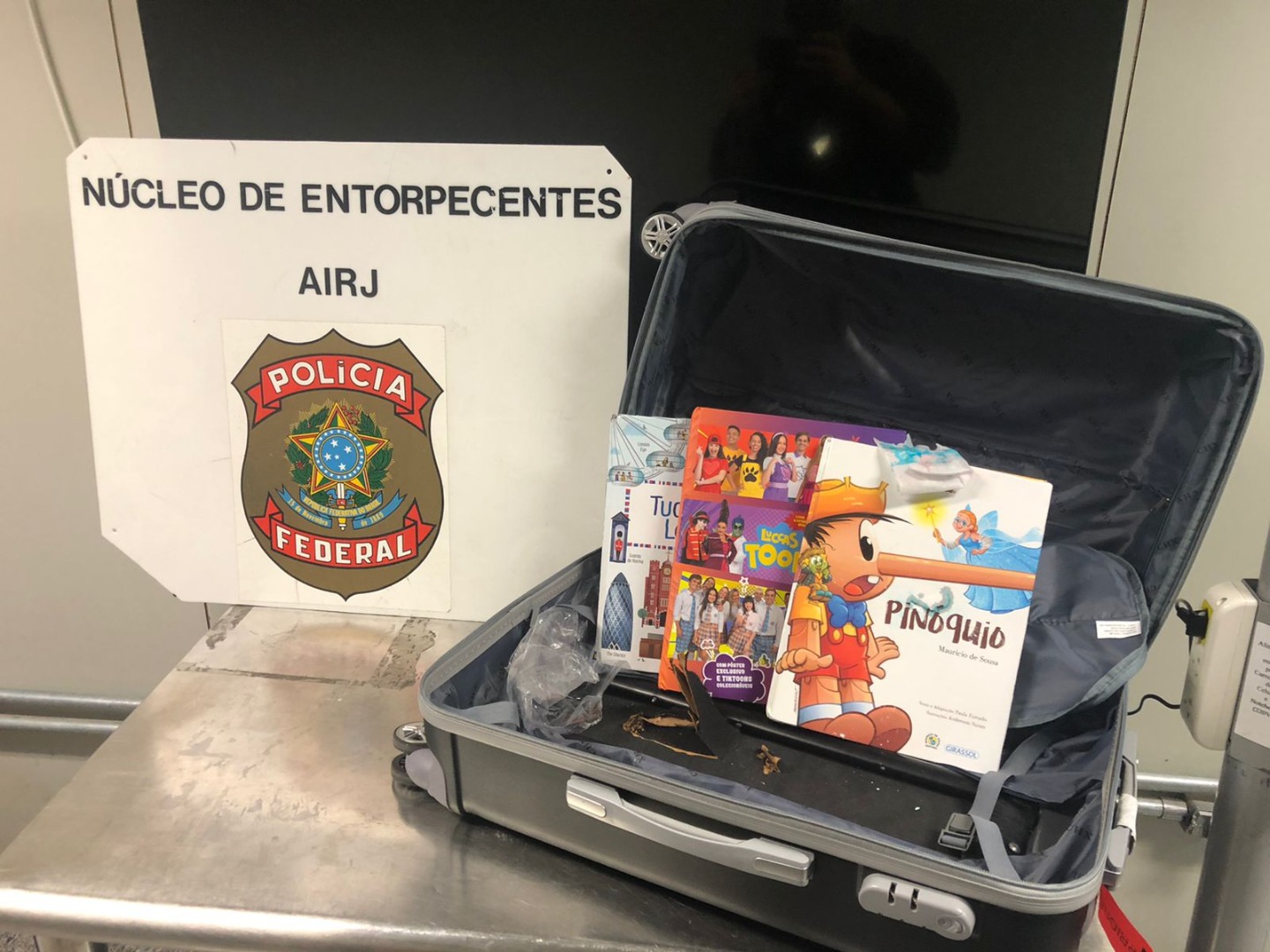 PF prende mulher com cocaína oculta em livros infantis no Galeão/RJ