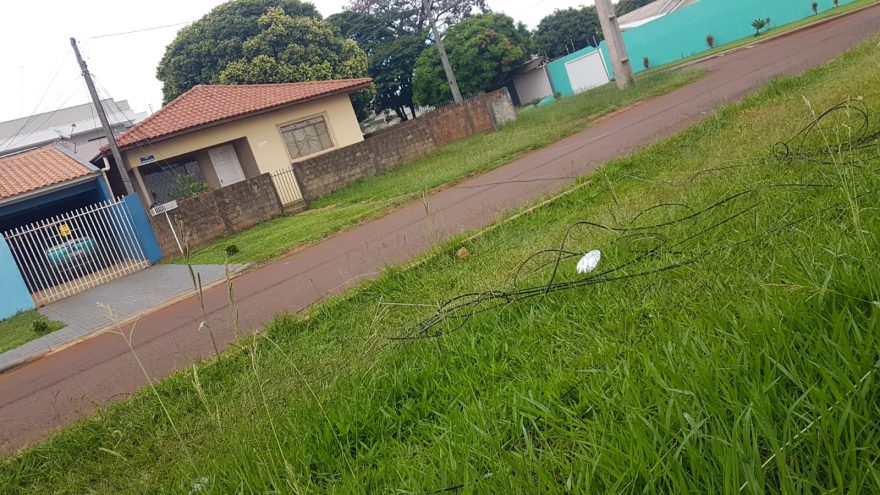 Caminhão arranca fios e causa transtornos no Bairro Pioneiros Catarinenses