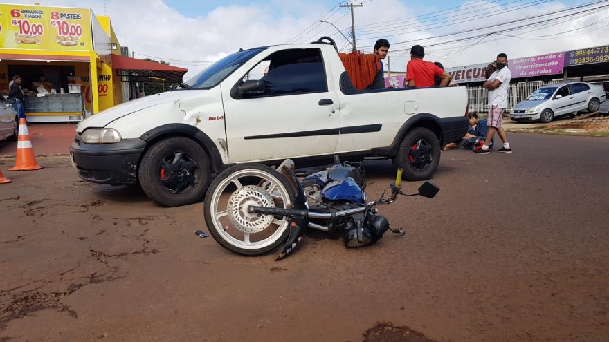 Duas pessoas ficam feridas após colisão entre carro e moto no Bairro São Cristóvão