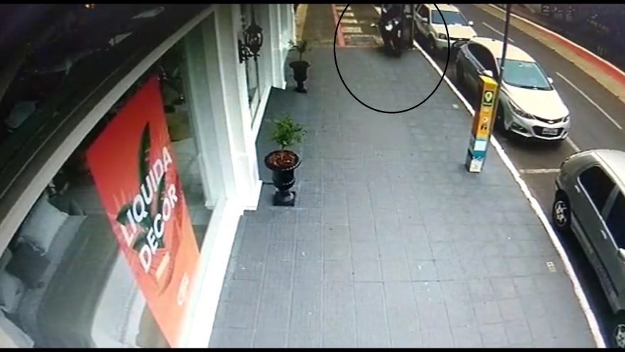 Vídeo mostra motociclista invadindo calçada após bater contra poste na Avenida Brasil