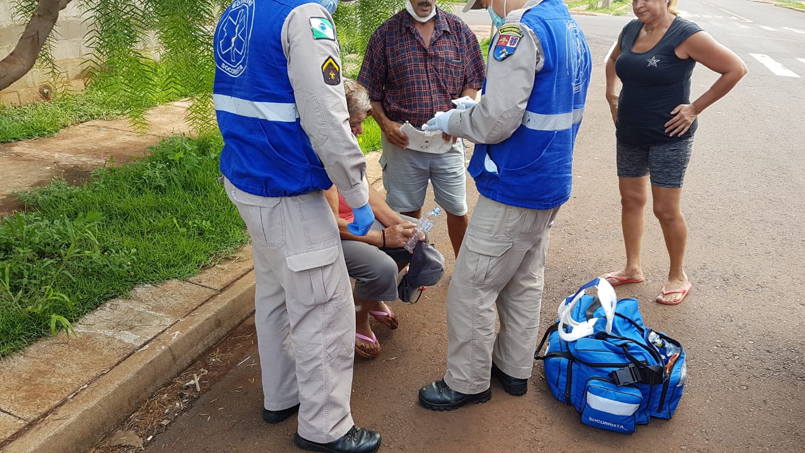 Mulher fica ferida ao sofrer queda na Rua Francisco Maculan
