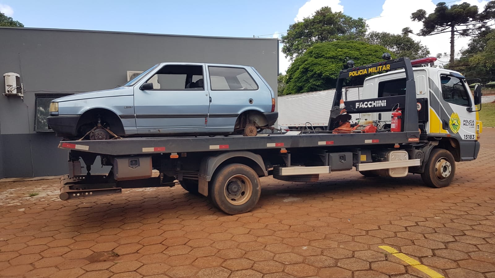 Fiat Uno é recuperado pela PM em Cascavel