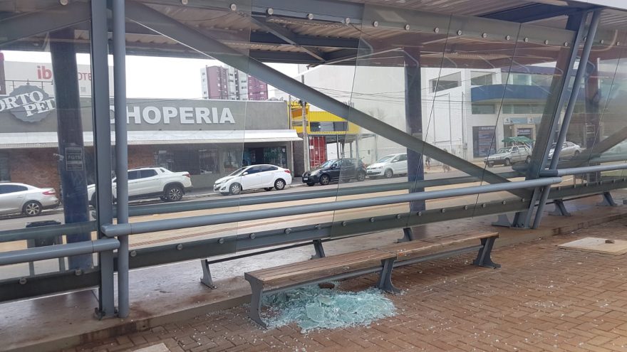 Ponto de ônibus é vandalizado na Av. Brasil