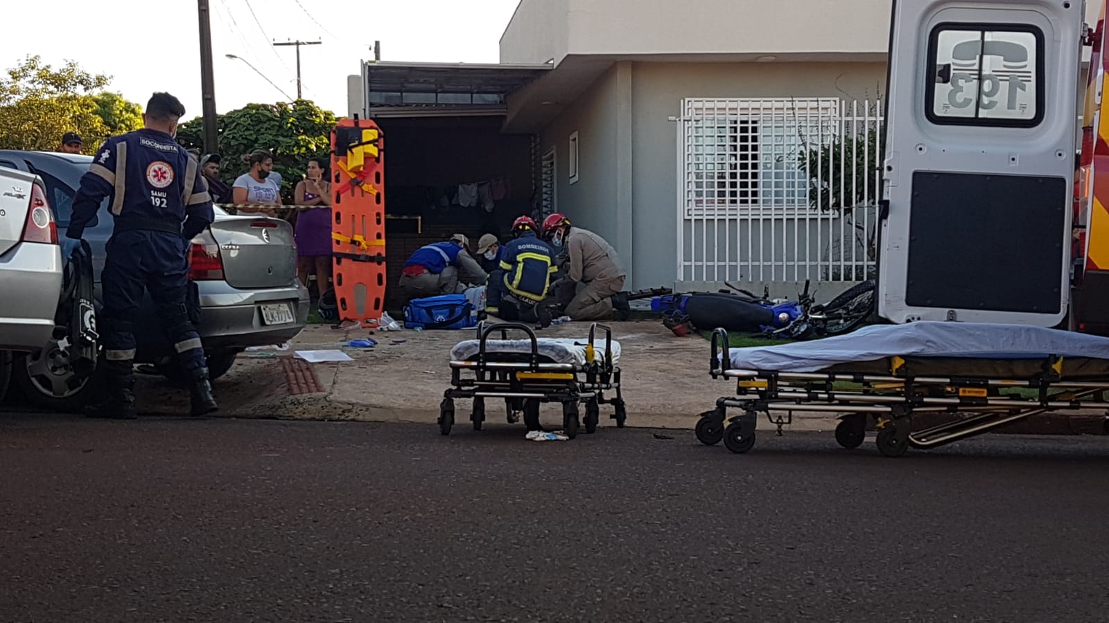 Três pessoas ficam feridas após grave acidente de trânsito no Bairro Esmeralda, em Cascavel